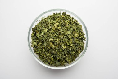 Kasoori Methi, Kasuri Methi veya Kurutulmuş Fenugreek Yaprakları olarak da bilinir.