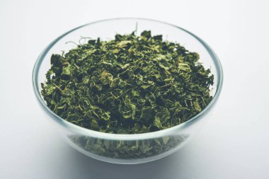 Kasoori Methi, Kasuri Methi veya Kurutulmuş Fenugreek Yaprakları olarak da bilinir.