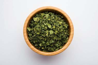 Kasoori Methi, Kasuri Methi veya Kurutulmuş Fenugreek Yaprakları olarak da bilinir.