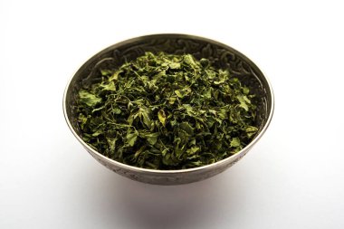 Kasoori Methi, Kasuri Methi veya Kurutulmuş Fenugreek Yaprakları olarak da bilinir.