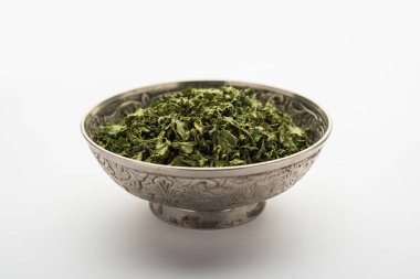Kasoori Methi, Kasuri Methi veya Kurutulmuş Fenugreek Yaprakları olarak da bilinir.