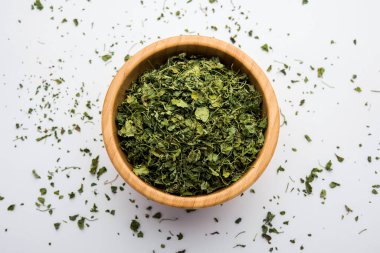 Kasoori Methi, Kasuri Methi veya Kurutulmuş Fenugreek Yaprakları olarak da bilinir.