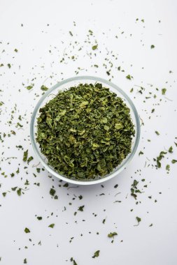 Kasoori Methi, Kasuri Methi veya Kurutulmuş Fenugreek Yaprakları olarak da bilinir.