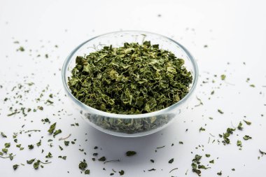 Kasoori Methi, Kasuri Methi veya Kurutulmuş Fenugreek Yaprakları olarak da bilinir.