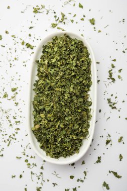 Kasoori Methi, Kasuri Methi veya Kurutulmuş Fenugreek Yaprakları olarak da bilinir.