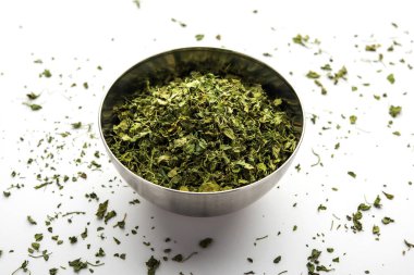 Kasoori Methi, Kasuri Methi veya Kurutulmuş Fenugreek Yaprakları olarak da bilinir.