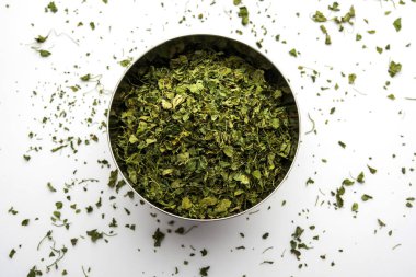 Kasoori Methi, Kasuri Methi veya Kurutulmuş Fenugreek Yaprakları olarak da bilinir.
