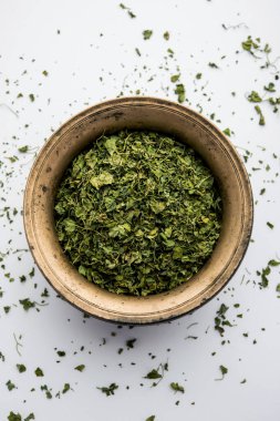 Kasoori Methi, Kasuri Methi veya Kurutulmuş Fenugreek Yaprakları olarak da bilinir.