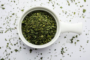 Kasoori Methi, Kasuri Methi veya Kurutulmuş Fenugreek Yaprakları olarak da bilinir.