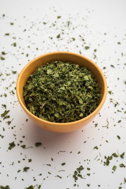 Kasoori Methi, Kasuri Methi veya Kurutulmuş Fenugreek Yaprakları olarak da bilinir.