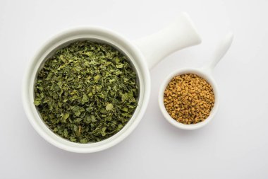 Kasoori Methi, Kasuri Methi veya Kurutulmuş Fenugreek Yaprakları olarak da bilinir.