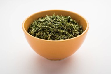 Kasoori Methi, Kasuri Methi veya Kurutulmuş Fenugreek Yaprakları olarak da bilinir.