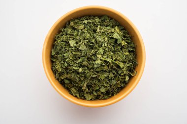 Kasoori Methi, Kasuri Methi veya Kurutulmuş Fenugreek Yaprakları olarak da bilinir.