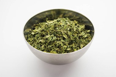 Kasoori Methi, Kasuri Methi veya Kurutulmuş Fenugreek Yaprakları olarak da bilinir.