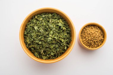 Kasoori Methi, Kasuri Methi veya Kurutulmuş Fenugreek Yaprakları olarak da bilinir.