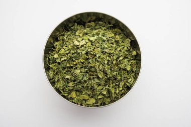 Kasoori Methi, Kasuri Methi veya Kurutulmuş Fenugreek Yaprakları olarak da bilinir.
