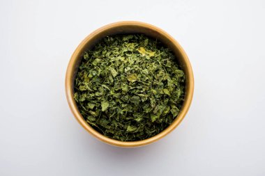 Kasoori Methi, Kasuri Methi veya Kurutulmuş Fenugreek Yaprakları olarak da bilinir.