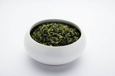 Kasoori Methi, Kasuri Methi veya Kurutulmuş Fenugreek Yaprakları olarak da bilinir.