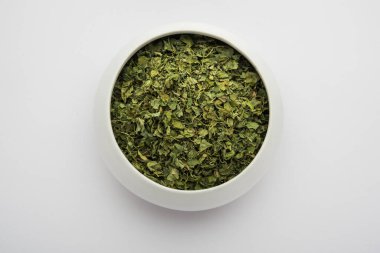 Kasoori Methi, Kasuri Methi veya Kurutulmuş Fenugreek Yaprakları olarak da bilinir.