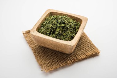 Kasoori Methi, Kasuri Methi veya Kurutulmuş Fenugreek Yaprakları olarak da bilinir.