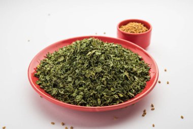 Kasoori Methi, Kasuri Methi veya Kurutulmuş Fenugreek Yaprakları olarak da bilinir.
