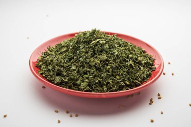 Kasoori Methi, Kasuri Methi veya Kurutulmuş Fenugreek Yaprakları olarak da bilinir.