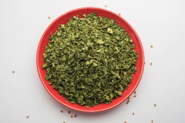 Kasoori Methi, Kasuri Methi veya Kurutulmuş Fenugreek Yaprakları olarak da bilinir.