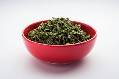 Kasoori Methi, Kasuri Methi veya Kurutulmuş Fenugreek Yaprakları olarak da bilinir.