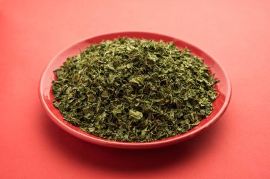 Kasoori Methi, Kasuri Methi veya Kurutulmuş Fenugreek Yaprakları olarak da bilinir.
