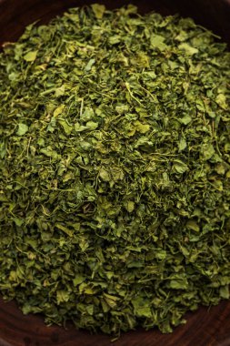 Kasoori Methi, Kasuri Methi veya Kurutulmuş Fenugreek Yaprakları olarak da bilinir.