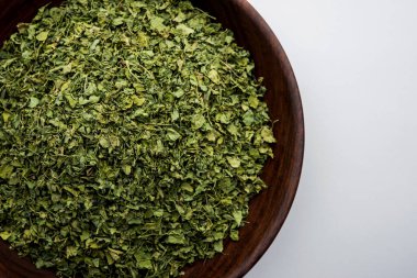 Kasoori Methi, Kasuri Methi veya Kurutulmuş Fenugreek Yaprakları olarak da bilinir.