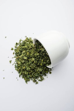 Kasoori Methi, Kasuri Methi veya Kurutulmuş Fenugreek Yaprakları olarak da bilinir.