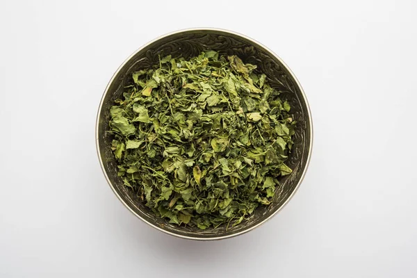 Kasoori Methi, Kasuri Methi veya Kurutulmuş Fenugreek Yaprakları olarak da bilinir.