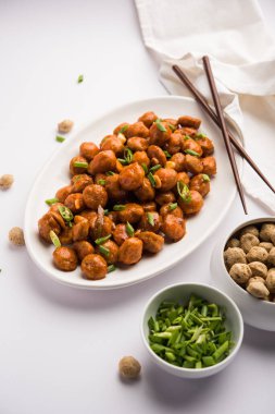 Soya Mançurya 'yı kurutur ya da sosla.