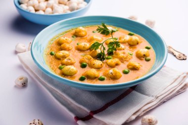 Phool Makhana Matar Gravy Sabzi veya Lotus Seeds bezelye körisi Hint tarifi.