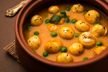 Phool Makhana Matar Gravy Sabzi veya Lotus Seeds bezelye körisi Hint tarifi.