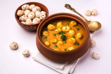 Phool Makhana Matar Gravy Sabzi veya Lotus Seeds bezelye körisi Hint tarifi.