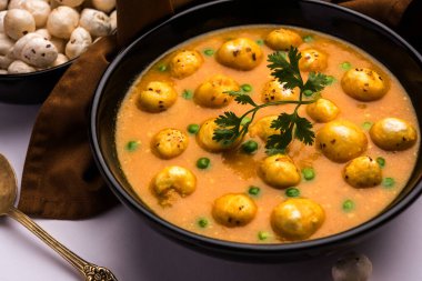 Phool Makhana Matar Gravy Sabzi veya Lotus Seeds bezelye körisi Hint tarifi.