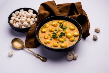 Phool Makhana Matar Gravy Sabzi veya Lotus Seeds bezelye körisi Hint tarifi.