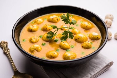 Phool Makhana Matar Gravy Sabzi veya Lotus Seeds bezelye körisi Hint tarifi.