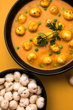 Phool Makhana Matar Gravy Sabzi veya Lotus Seeds bezelye körisi Hint tarifi.