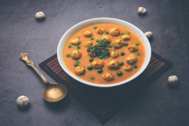 Phool Makhana Matar Gravy Sabzi veya Lotus Seeds bezelye körisi Hint tarifi.