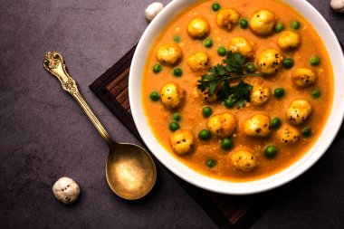 Phool Makhana Matar Gravy Sabzi veya Lotus Seeds bezelye körisi Hint tarifi.