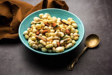 Sağlıklı Phool Makhana Chiwda hızlı ve kolay bir atıştırmalıktır.