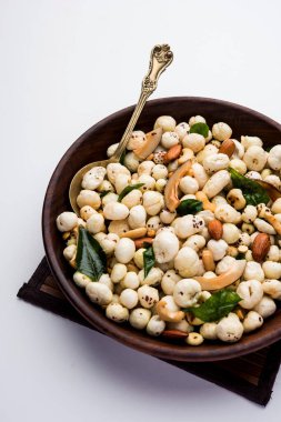 Sağlıklı Phool Makhana Chiwda hızlı ve kolay bir atıştırmalıktır.