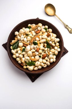 Sağlıklı Phool Makhana Chiwda hızlı ve kolay bir atıştırmalıktır.