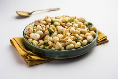 Sağlıklı Phool Makhana Chiwda hızlı ve kolay bir atıştırmalıktır.