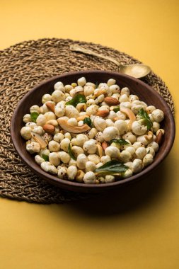 Sağlıklı Phool Makhana Chiwda hızlı ve kolay bir atıştırmalıktır.