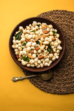 Sağlıklı Phool Makhana Chiwda hızlı ve kolay bir atıştırmalıktır.