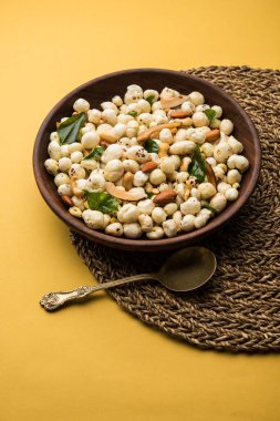 Sağlıklı Phool Makhana Chiwda hızlı ve kolay bir atıştırmalıktır.